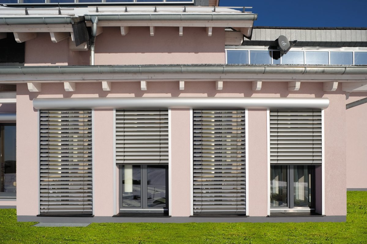 Raffstore an einem Fenster